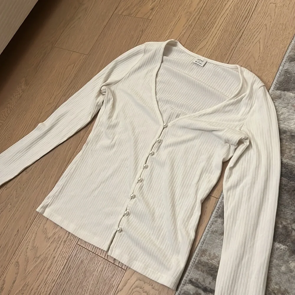 Aritzia pearl button tight long sleeve shirt - Picture 3 of 3